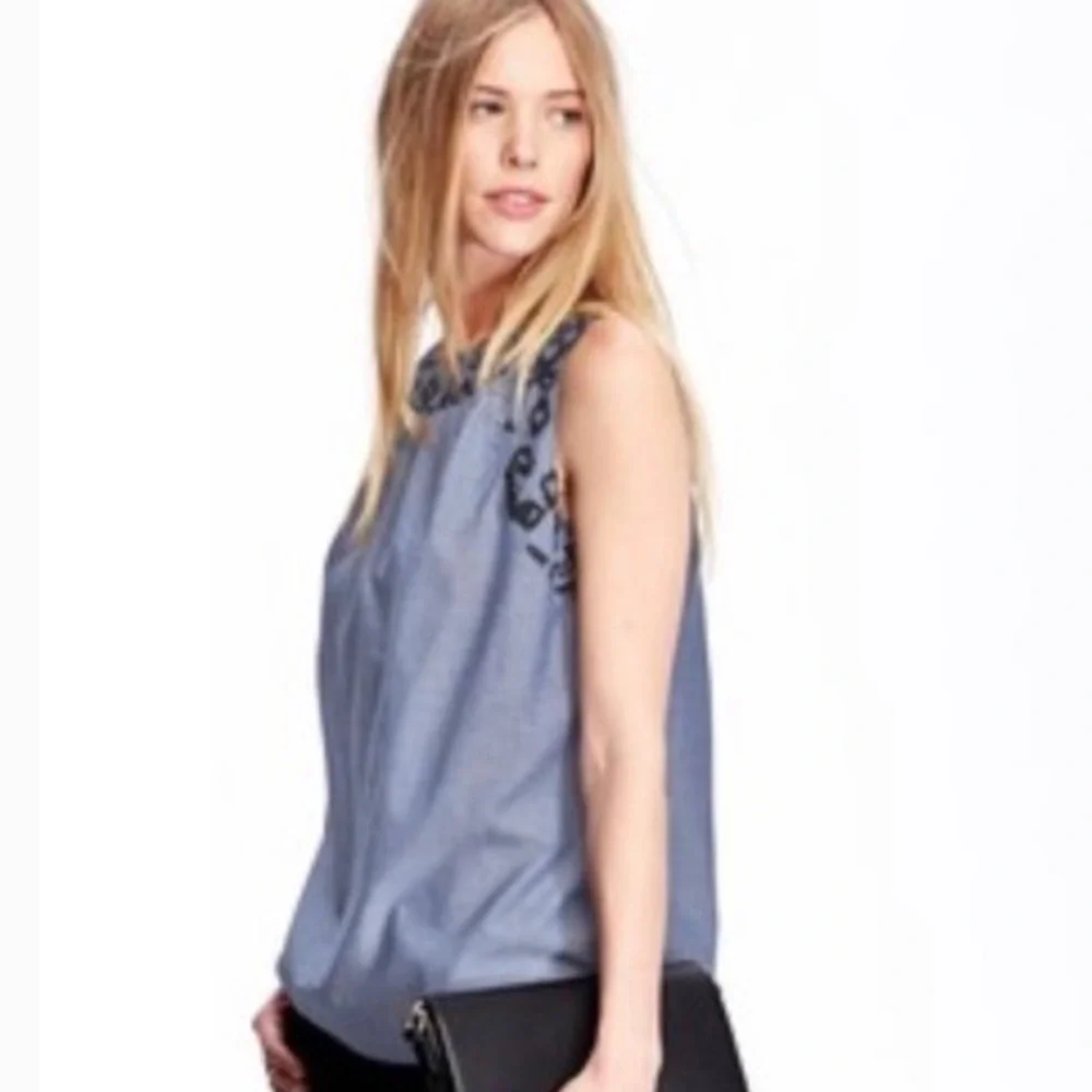 Old Navy Embroidered Blue Chambray Denim Sleeveless Casual Top Size Medium - Picture 2 of 8